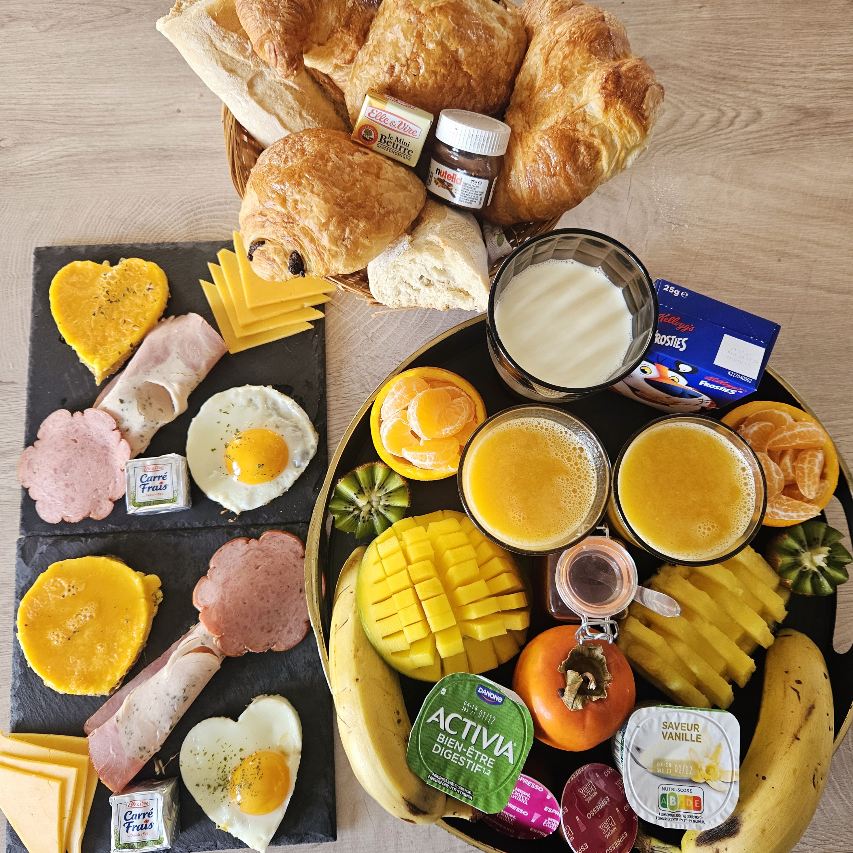 Petit-déjeuner gourmand avec viennoiseries et jus de fruits sur la terrasse de la Suite Émeraude