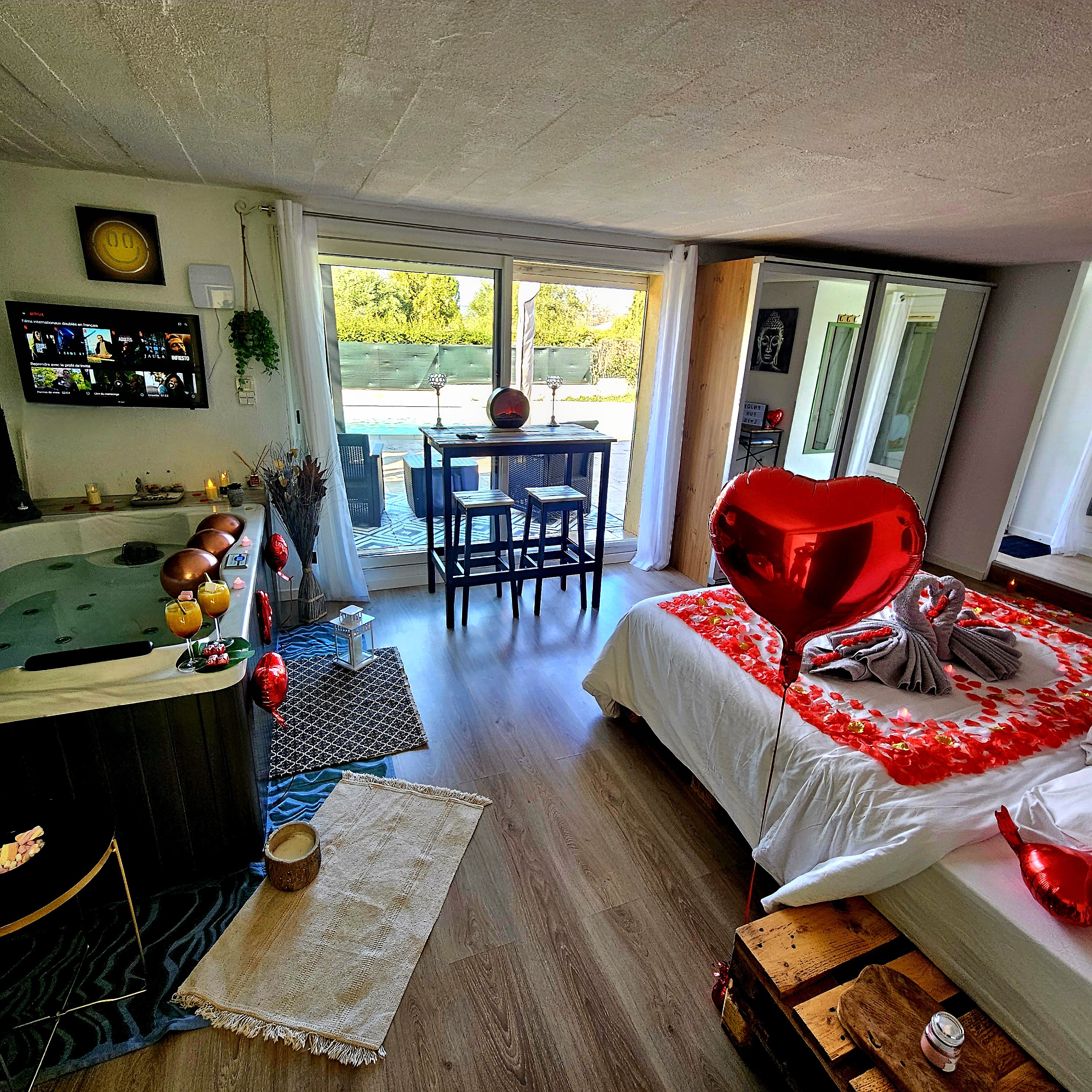 Vue extérieure de la Suite Émeraude avec jardin et piscine privée dans le Var