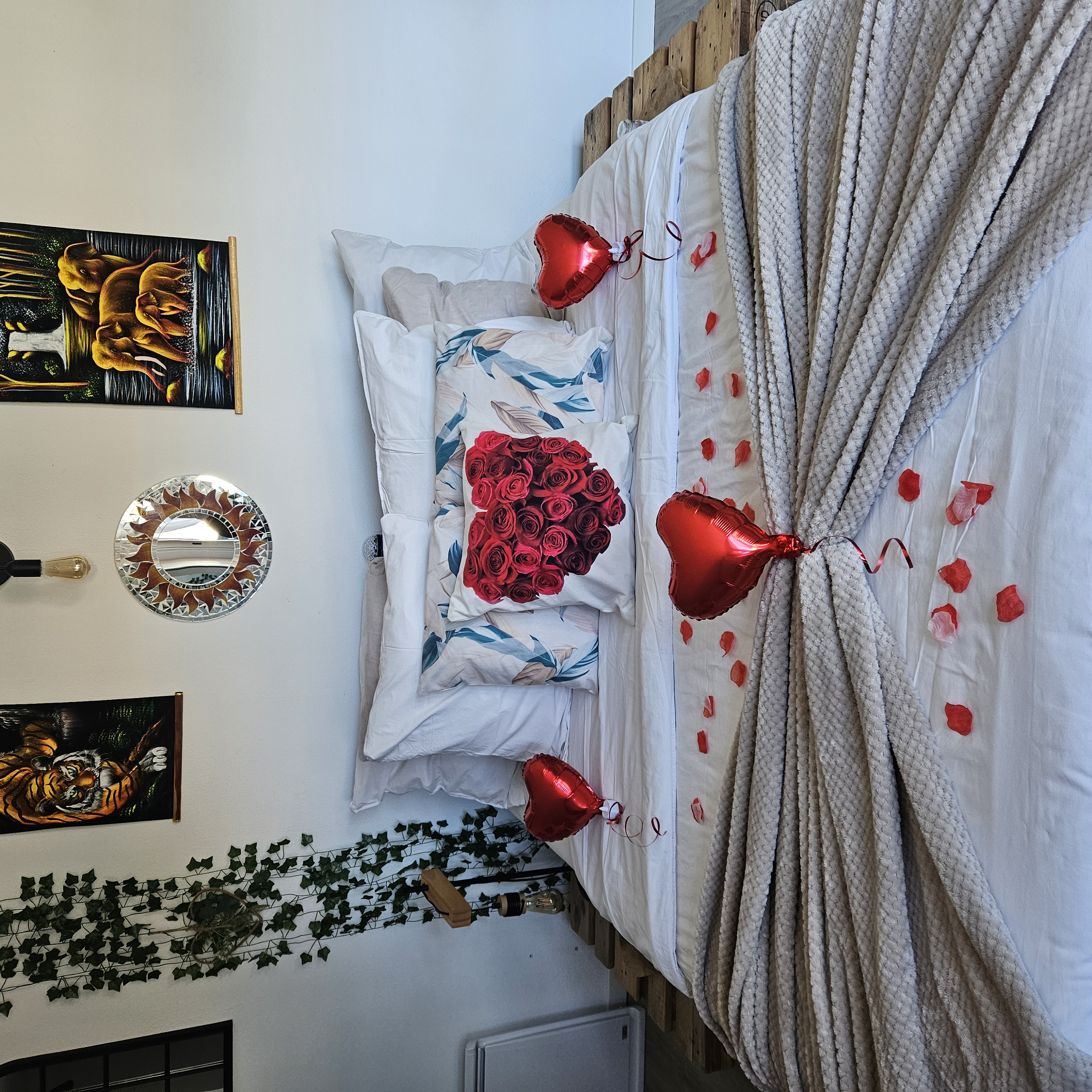 Chambre romantique avec lit king-size, décoration élégante, dans la Suite Émeraude