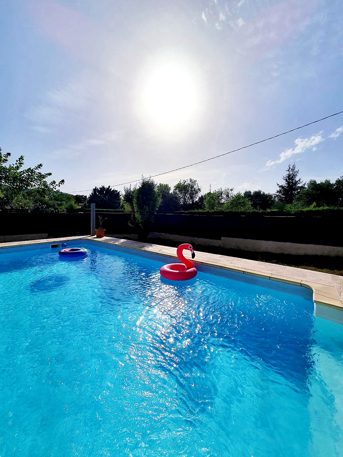Jacuzzi privatif en terrasse avec vue sur la campagne varoise - Suite Émeraude